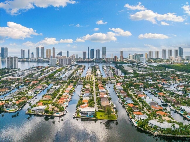 3344 NE 167th St in North Miami Beach, FL - Building Photo - Building Photo