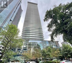 33 Charles St E in Toronto, ON - Building Photo