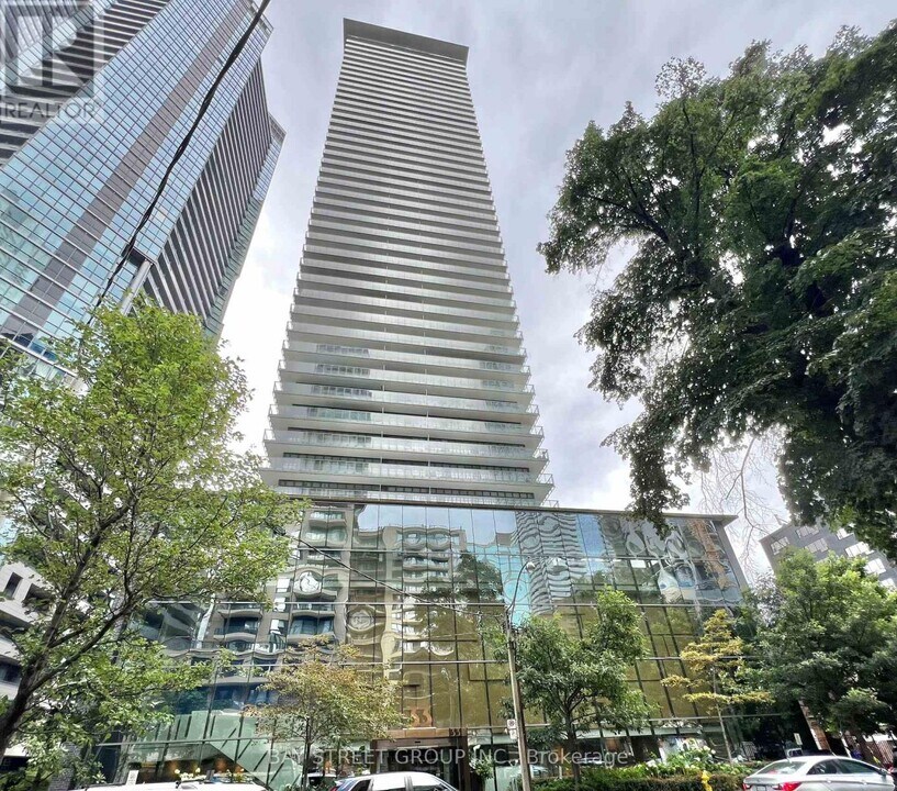 33 Charles St E in Toronto, ON - Building Photo