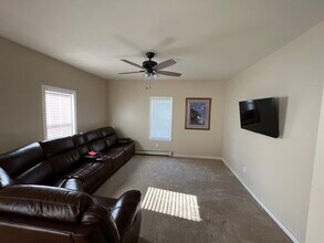 329 Turner St, Unit Upstairs in Auburn, ME - Foto de edificio - Building Photo