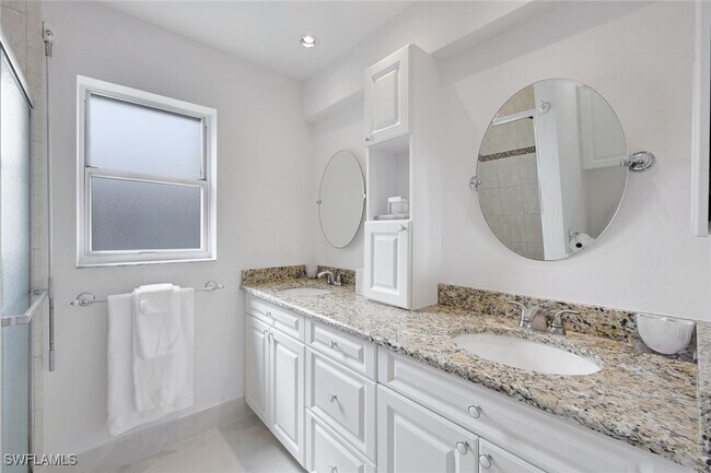 881 Gulf Pavillion Dr in Naples, FL - Foto de edificio - Building Photo