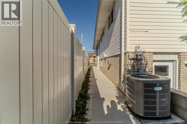 5935 Rose St in Windsor, ON - Building Photo - Building Photo