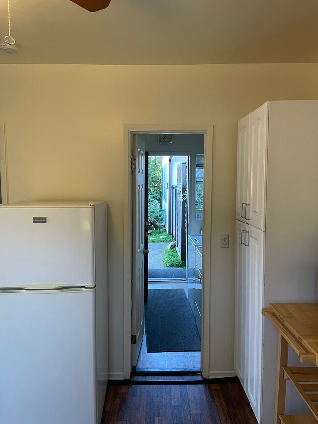 4781 Avalon Ave in Santa Barbara, CA - Foto de edificio - Building Photo