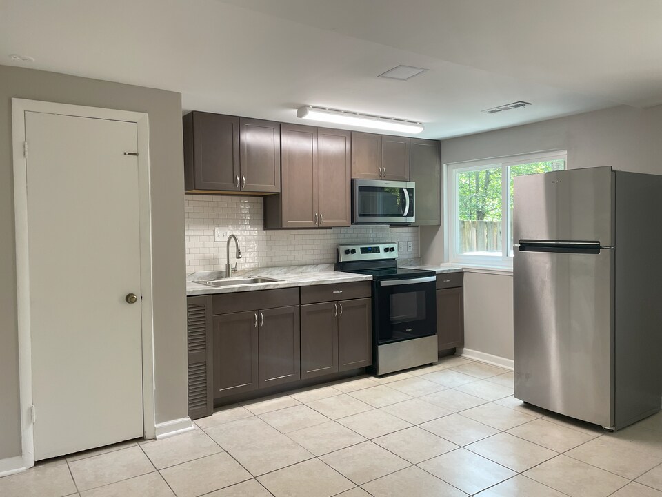 9059 Centerway Rd, Unit Basement in Gaithersburg, MD - Building Photo
