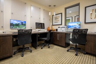 7950 West Sunset in Los Angeles, CA - Foto de edificio - Interior Photo