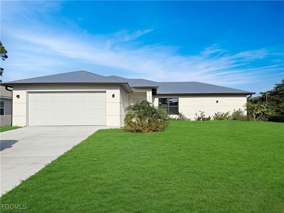 8157 Albatross Rd in Ft. Myers, FL - Building Photo