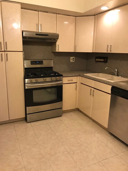 11031 72nd Dr in Forest Hills, NY - Foto de edificio