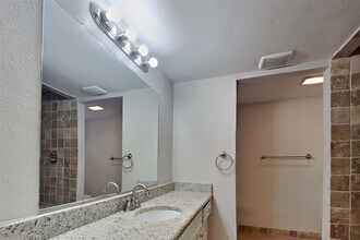 2311 Whispering Wind Ln in Humble, TX - Foto de edificio - Building Photo