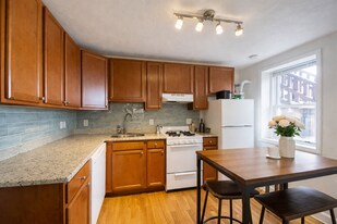 1056 Cambridge St, Unit 3R in Cambridge, MA - Building Photo