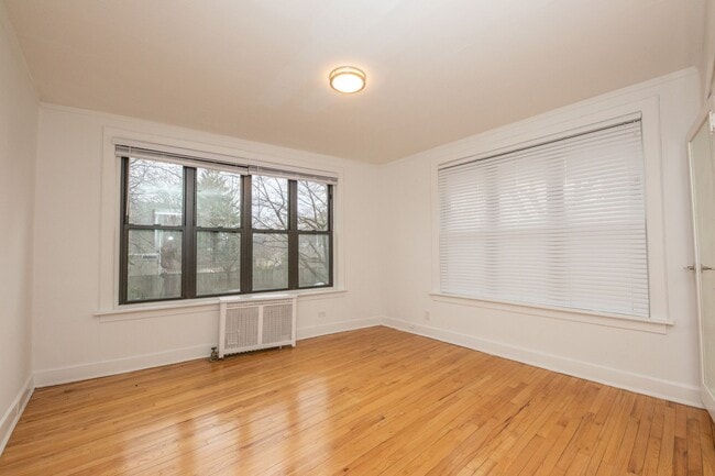 Updated Apartments Located at 800 Michigan in Evanston, IL - Foto de edificio - Building Photo