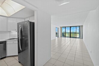 2425 Presidential Way in West Palm Beach, FL - Building Photo - Building Photo