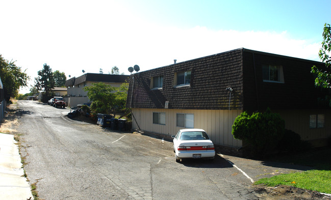 Harnley's Hillside Apartments in Benicia, CA - Building Photo - Building Photo