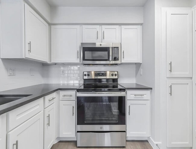 Lakeside Apartments in Beaumont, TX - Building Photo - Building Photo