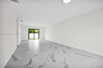 100 SW 7th St in Hallandale Beach, FL - Building Photo - Building Photo