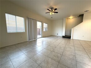 9303 Gilcrease Ave in Las Vegas, NV - Foto de edificio - Building Photo