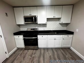 24 Waugh St in Lowell, MA - Foto de edificio - Building Photo