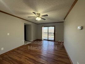 3413 NW Duncan Rd in Blue Springs, MO - Building Photo