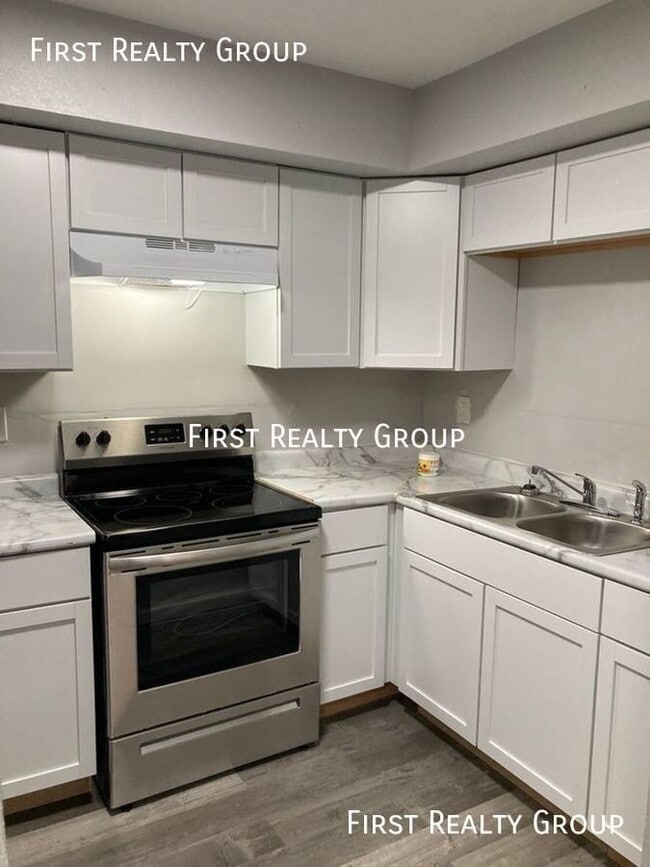 305 N Broadway St in Trotwood, OH - Foto de edificio - Building Photo