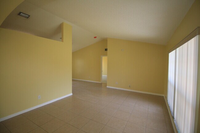 709 Rostock Cir NW in Palm Bay, FL - Building Photo - Building Photo