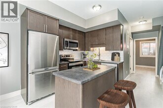 689 Doon Village Rd in Kitchener, ON - Building Photo - Building Photo