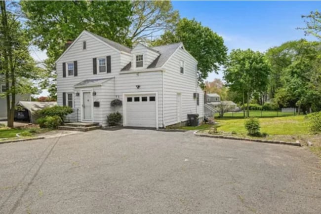 5017 Main St in Trumbull, CT - Foto de edificio - Building Photo