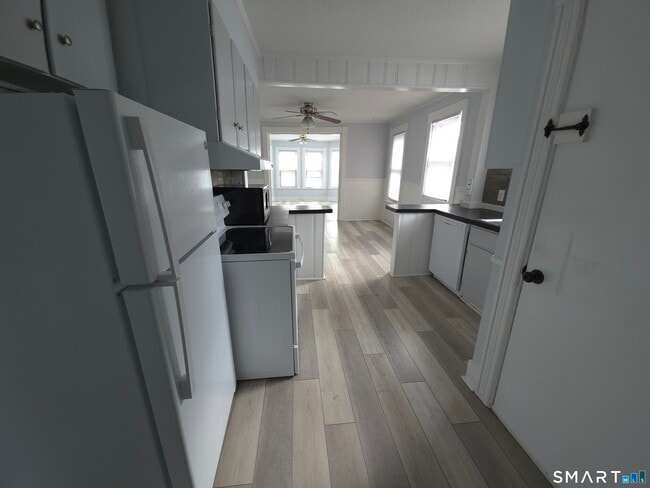 303 Newtown Ave in Norwalk, CT - Building Photo - Building Photo