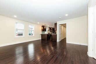 30 Albion St, Unit #1 in Medford, MA - Foto de edificio - Building Photo