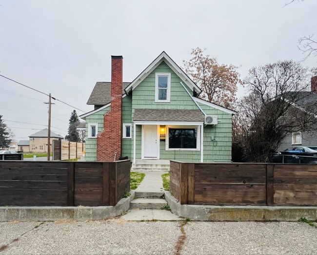 property at 260 W Chestnut St