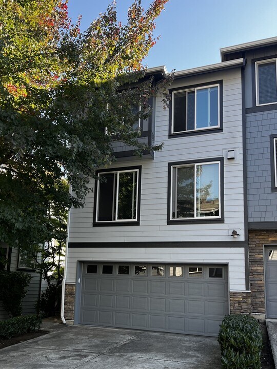 21269 SE 42nd Pl in Issaquah, WA - Building Photo