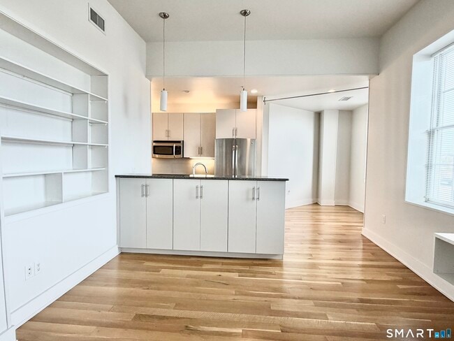 60 Willow St in Stonington, CT - Foto de edificio - Building Photo