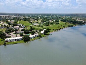109 Harbor Dr in Runaway Bay, TX - Building Photo - Building Photo