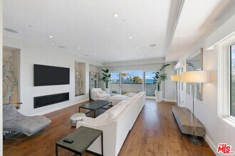 22065 Pacific Coast Hwy in Malibu, CA - Foto de edificio - Building Photo