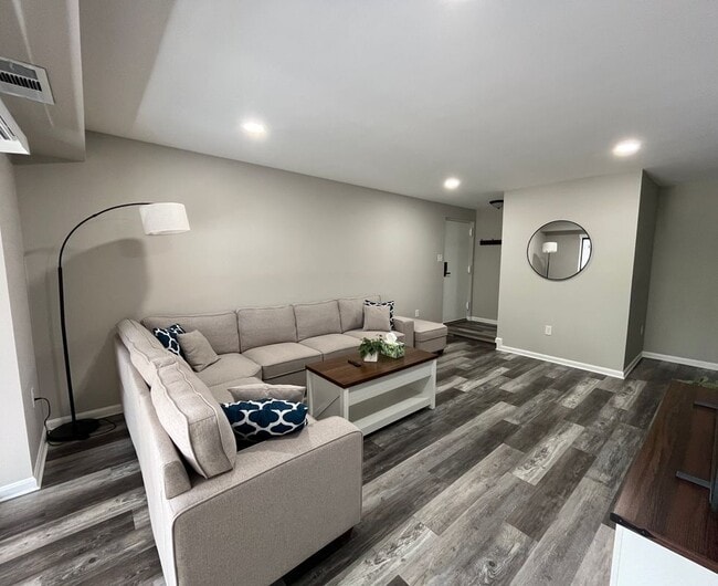 10218 Bushman Dr in Oakton, VA - Building Photo - Building Photo