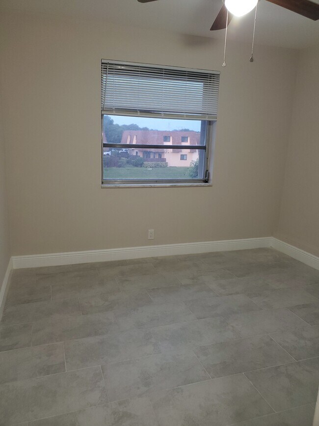 1375 Seaview in North Lauderdale, FL - Building Photo - Building Photo