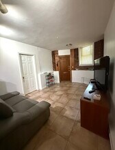 2 Colliston Rd in Boston, MA - Foto de edificio - Building Photo