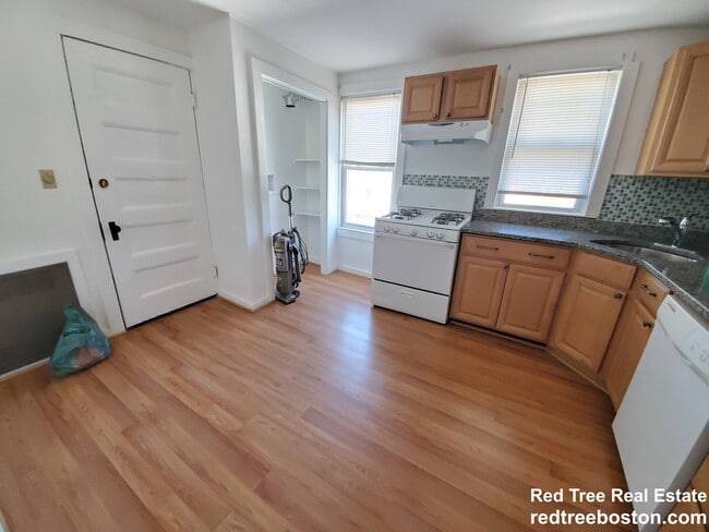 803 Boylston St, Unit 1 in Chestnut Hill, MA - Building Photo - Building Photo