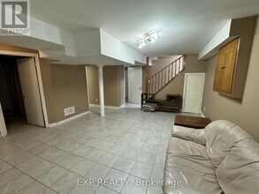 3690 Ellengale Dr in Mississauga, ON - Building Photo - Building Photo