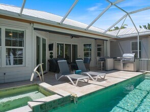 3919 Roberts Point Rd in Sarasota, FL - Building Photo - Building Photo