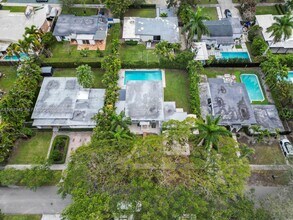 5940 SW 47th St in Miami, FL - Building Photo - Building Photo