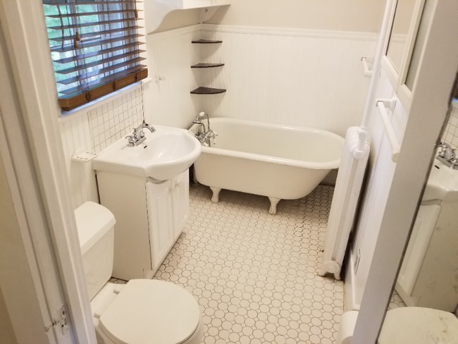 126 Plainview Rd in Woodbury, NY - Building Photo - Building Photo