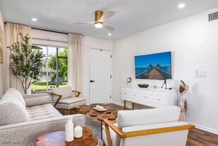1251 7th Ave N in Naples, FL - Building Photo
