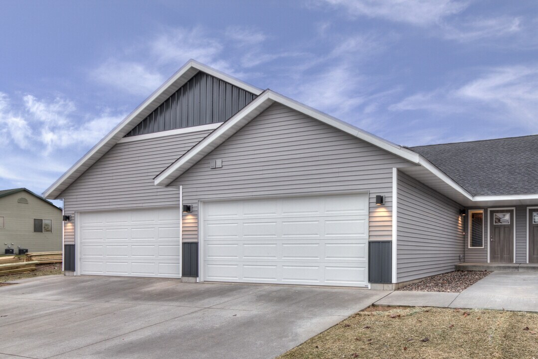 1933 Southridge Ave, Unit 3 in Menomonie, WI - Building Photo