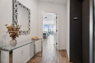 801 S Miami Ave, Unit 4803 in Miami, FL - Foto de edificio - Building Photo