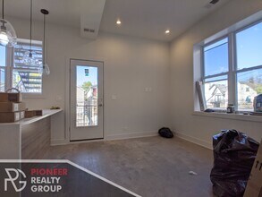 2121 W Belmont Ave, Unit 2R in Chicago, IL - Foto de edificio - Building Photo