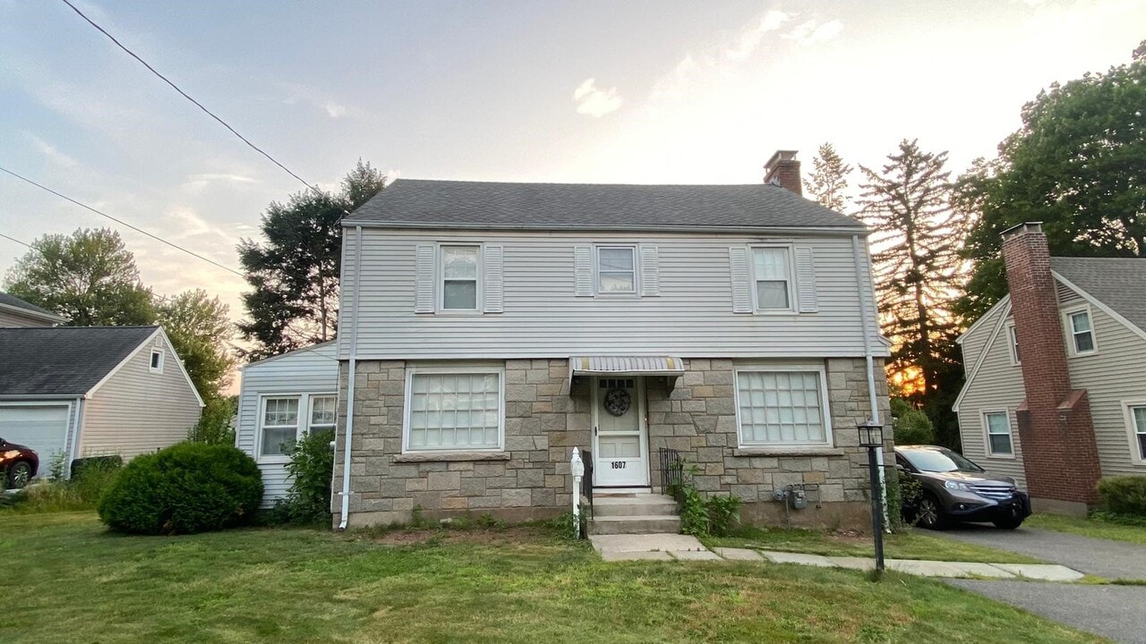1607 Main St in Newington, CT - Building Photo