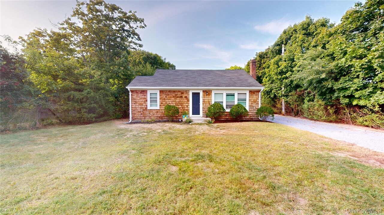 14 Franklin Ave in Westhampton Beach, NY - Building Photo
