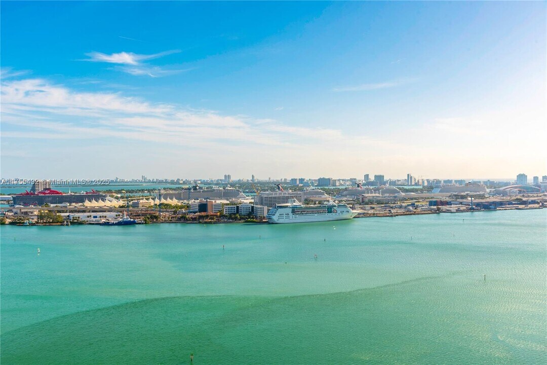 848 Brickell Key Dr in Miami, FL - Building Photo