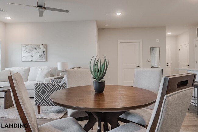 5001 Willowgate Loop, Unit 02-2405 in Tice, FL - Foto de edificio - Building Photo