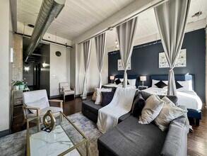 555 Evergreen St in Dallas, TX - Building Photo - Building Photo