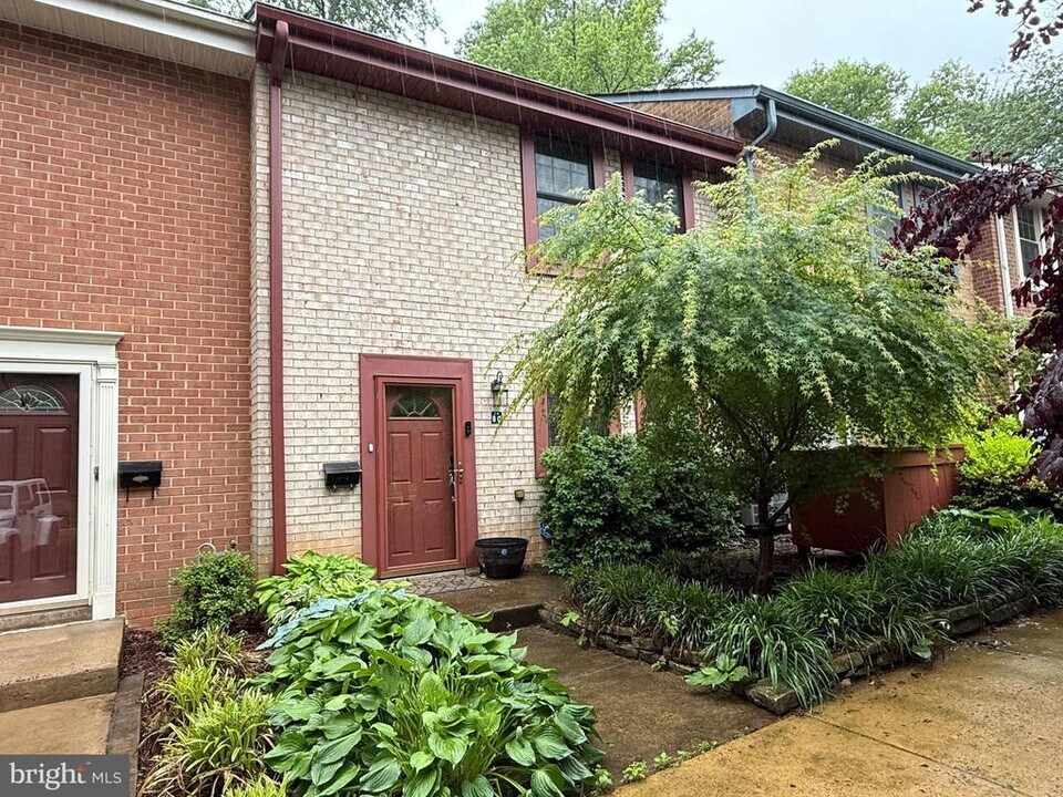 2080 Golf Course Dr in Reston, VA - Building Photo
